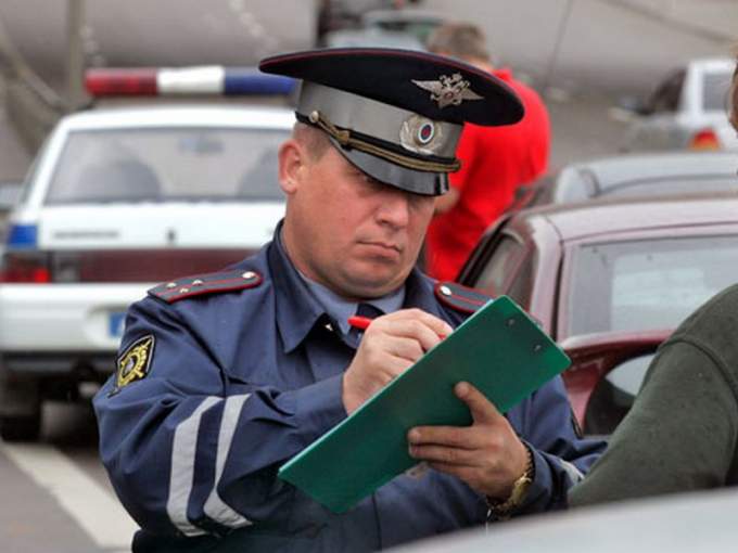 На Ямале наказали судью, который помочился на машину ГИБДД