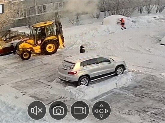 Коммунальщики оставили авто на «острове» из-за нерадивого владельца в Новом Уренгое