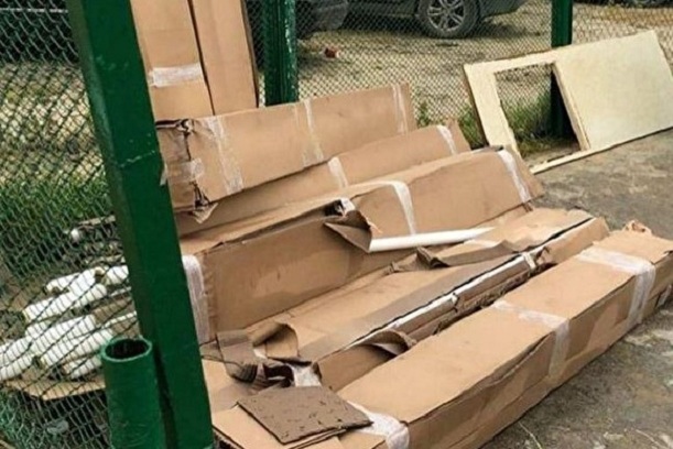 В Новом Уренгое на контейнерной площадке нашли свалку из десятков ртутьсодержащих ламп