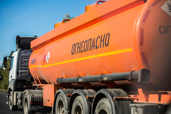 На Ямале перевернулась автоцистерна с метанолом