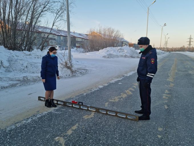 В Ноябрьске прокуратура обнаружила нарушения на дорогах после жалоб горожан