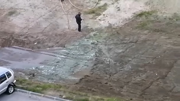 Коммунальщики в ЯНАО покрасили песок зеленой краской. 