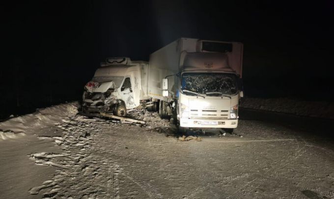 В Пуровском районе столкнулись 2 грузовика, есть пострадавший