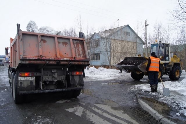 На улицах Ямала срезают ледяные наросты и чистят до бордюрного камня
