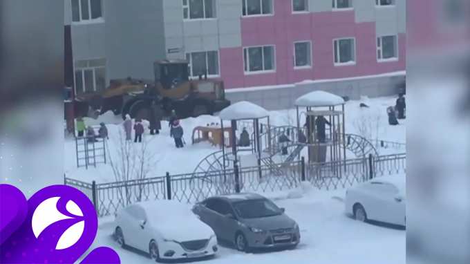 На Ямале снегоуборщик подвёрг детей опасности во время прогулки 