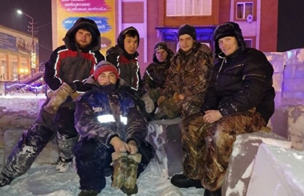 В Ямальском районе строители ледового городка спасли на пожаре детей