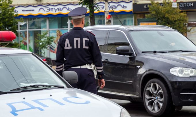 С 1 октября водители смогут предъявлять электронные права