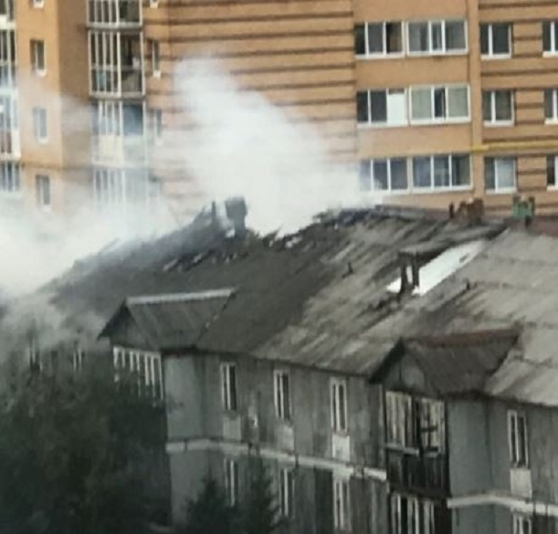 В Новом Уренгое горит деревянный многоквартирный дом