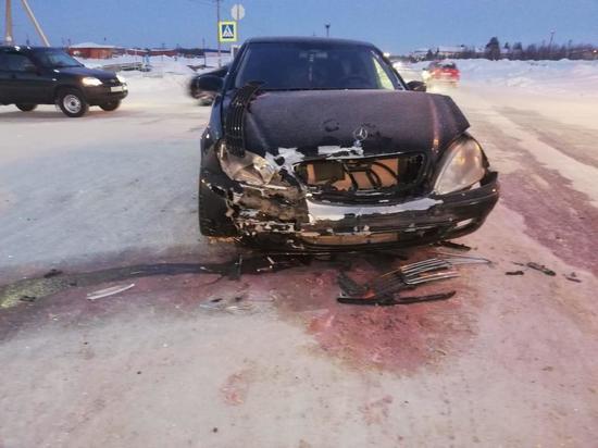 Mercedes не уступил дорогу и врезался в Nissan в Ноябрьске. 