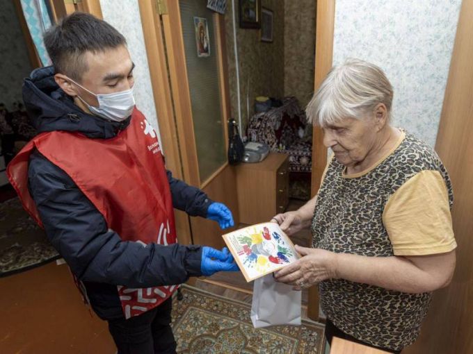 В День народного единства пожилым ямальцам доставили письма от внуков