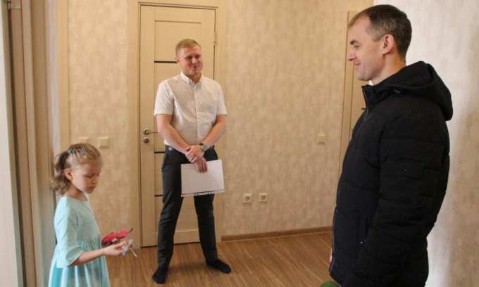 Новый глава Салехарда в первый рабочий выходной вручал сертификаты на жилье