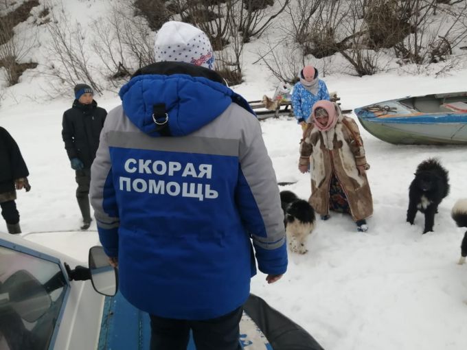 Спасатели помогли доставить беременную девушку в Аксарку