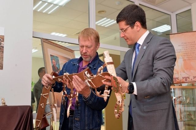Дмитрий Артюхов посетил персоналку ямальского костореза Сергея Лугинина