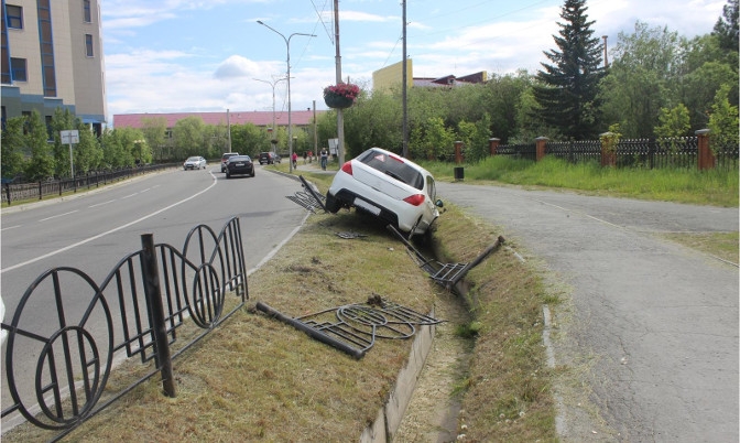 В Салехарде легковушка угодила в канаву