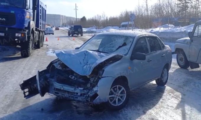 В Надыме легковушка влетела в самосвал, двое пострадали