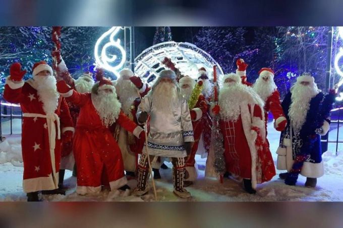 Главную ёлку в Тарко-Сале зажгли 15 Дедов Морозов