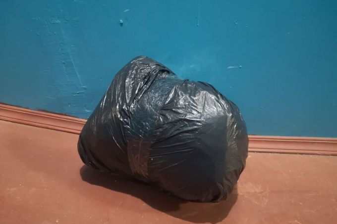 В Надыме школьники срочно покинули здание из-за перемотанного скотчем пакета