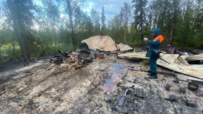 В Приуральском районе в сгоревшей избушке нашли тела двух людей