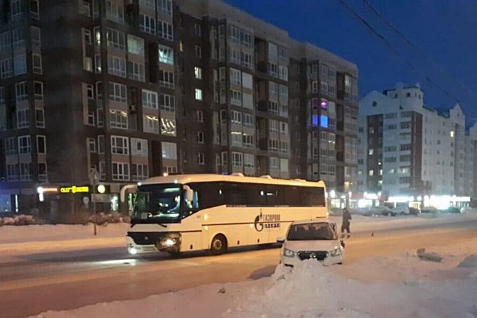 В Новом Уренгое столкнулись иномарка и автобус