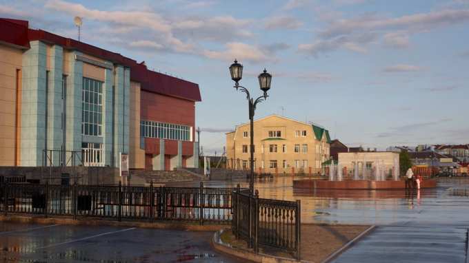 Пуровского чиновника, который брал взятку джипом, отпустили из-под стражи