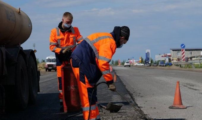 В Новом Уренгое ремонтируют дороги и проезды, строят линии освещения