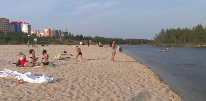Утомленные солнцем: жители Нового Уренгоя облюбовали небезопасный пляж