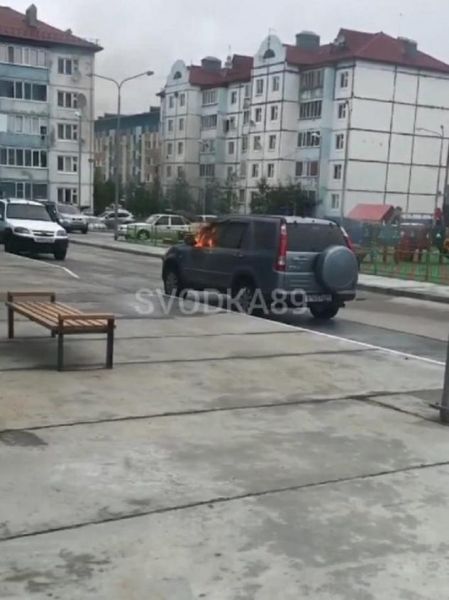 Иномарка вспыхнула возле дома в Губкинском