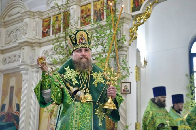 В Салехарде православные празднуют Троицу