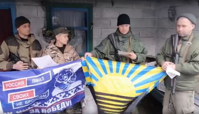 Опубликовано видео, в котором солдаты в Донбассе читают письма ямальских школьников