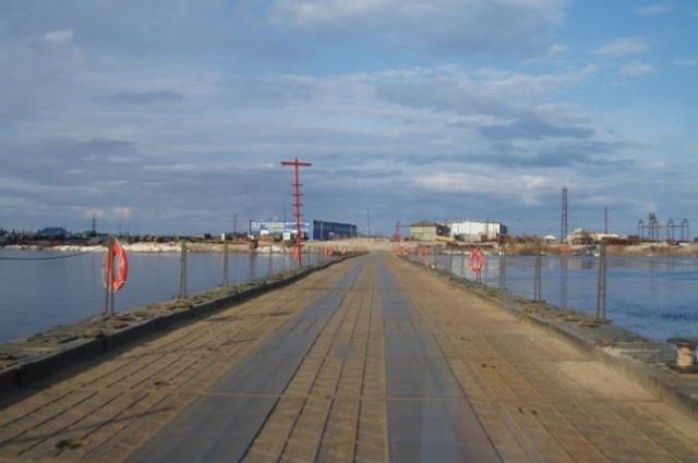 На Пуре приступили к монтажу наплавного моста