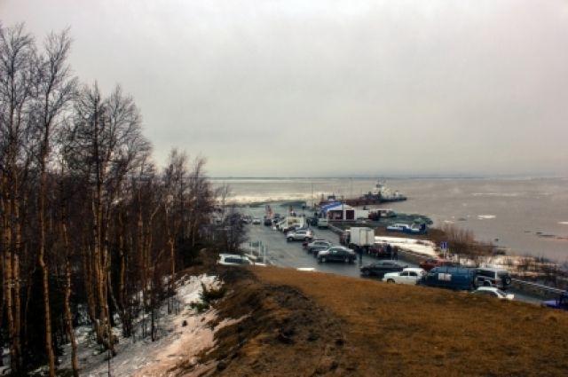 Паромная переправа между Салехардом и Лабытнанги остановлена