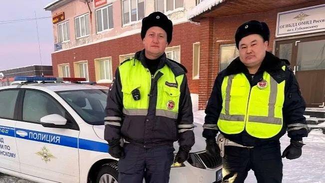 Автоинспекторы из Губкинского помогли водителю, угодившему в кювет на трассе