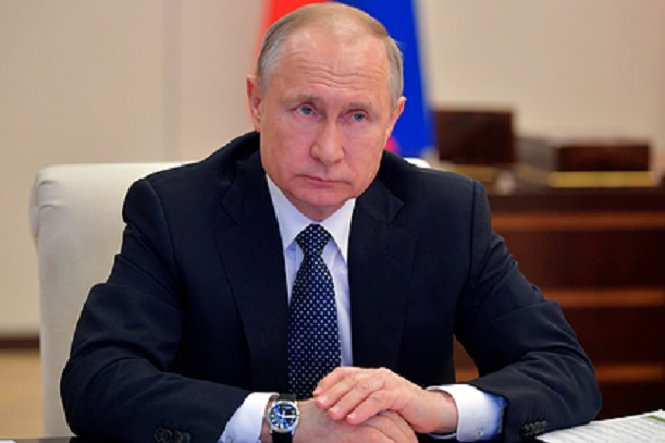 Путин поручил автоматически продлить паспорта и водительские права