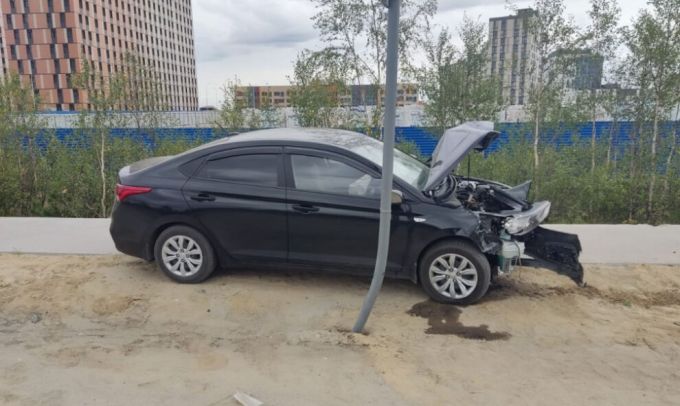 В Новом Уренгое водитель врезавшегося в столб авто уснул за рулем