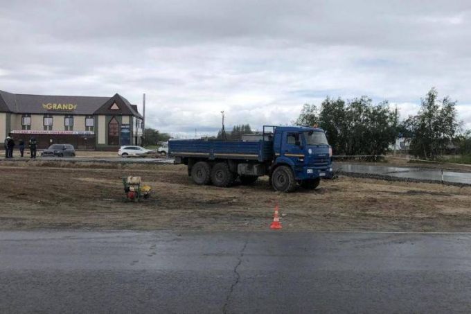 В Новом Уренгое водитель КАМАЗа не заметил дорожного рабочего