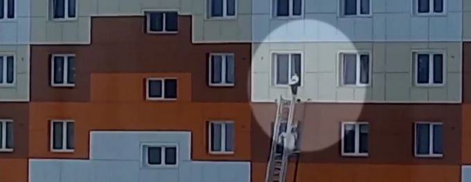 На Ямале ребенок чуть не выпал из окна 8 этажа
