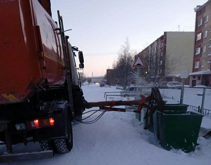 В Новом Уренгое коммунальщики пожаловались на снежные накаты около мусорных контейнеров