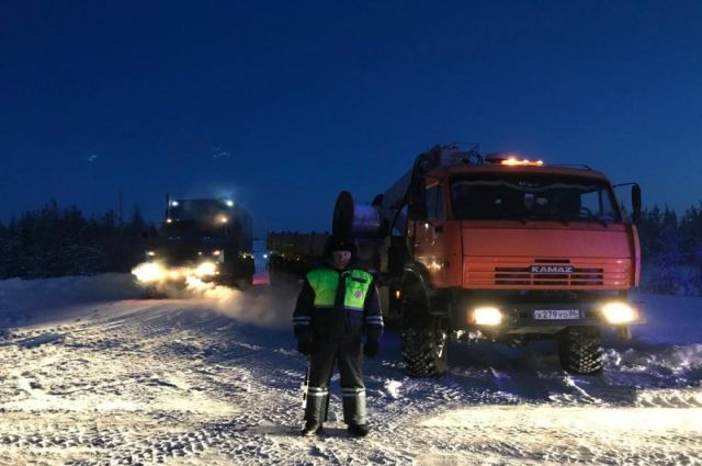 Автоинспекторы Ямала помогли водителям, замерзающим на трассе