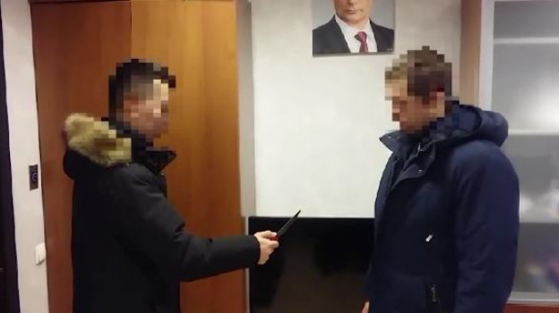 Салехардец, размахивая ножом, угрожал полицейскому расправой
