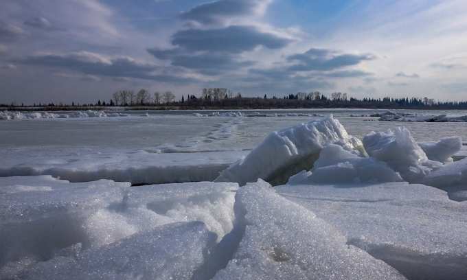 До Салехарда ледоходу осталось менее ста километров