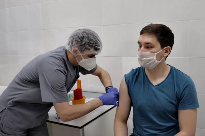 Половина жителей ЯНАО получила первый компонент вакцины от COVID-19