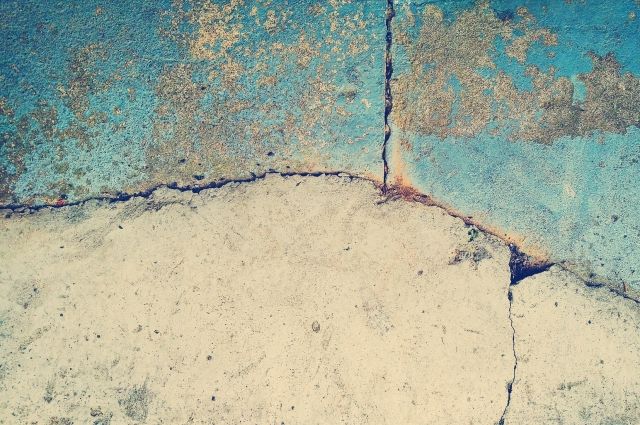 В Салехарде жильцы двухэтажки не могут попасть домой из-за просадки грунта