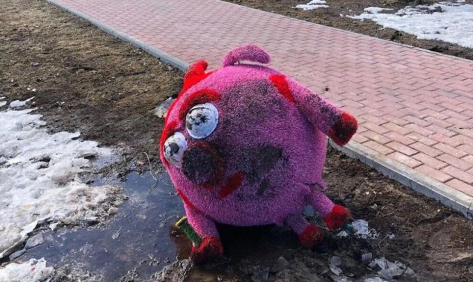В Губкинском ищут хулиганов, «напавших» в сквере на мультяшную Нюшу