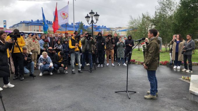 В Надыме Дмитрий Артюхов принял участие в открытии скульптуры «Защитникам Донбасса»