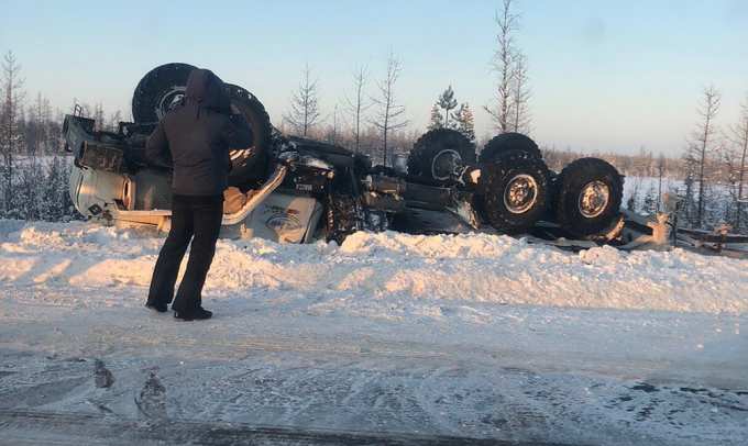 У Карамовского поста перевернулся грузовик
