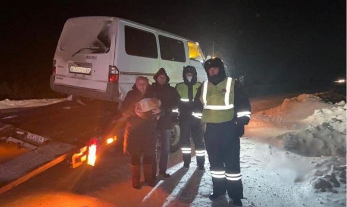 На Ямале сотрудники ДПС оказали помощь пожилым людям, попавшим в беду