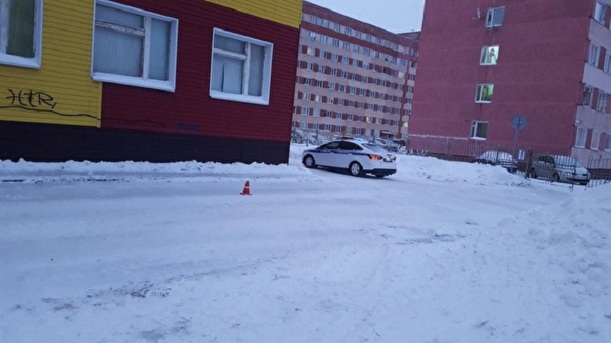 В Новом Уренгое на территории детского сада автомобиль сбил пешехода