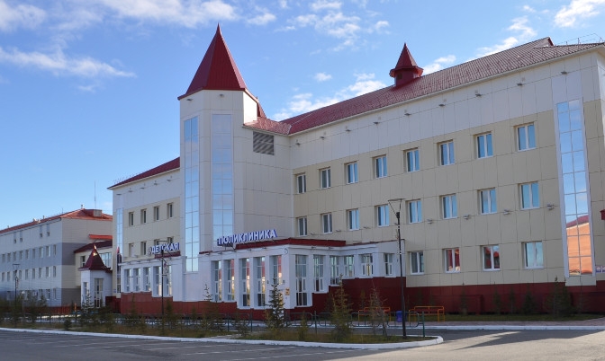 В лабытнангской больнице умер подросток, упавший с багажника легковушки 