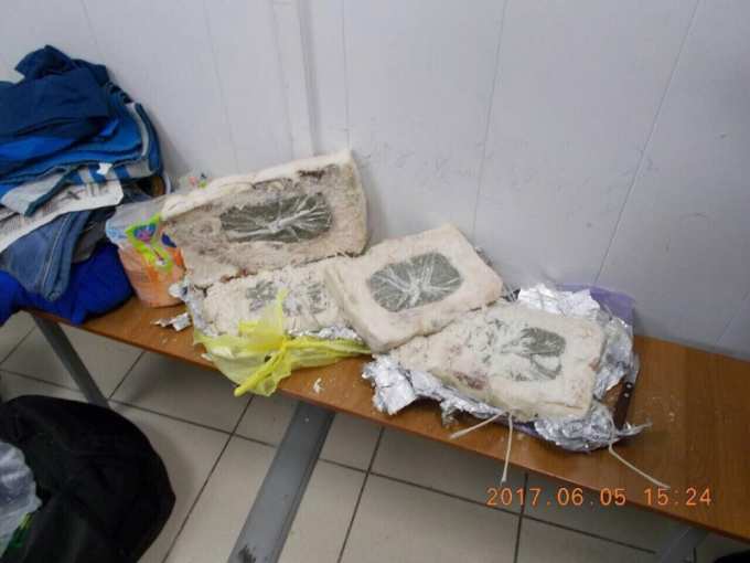 В аэропорту Сабетта задержали пассажира с салом, фаршированным наркотиками