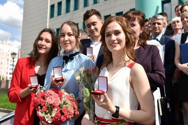 Дмитрий Артюхов поздравил выпускников Нового Уренгоя